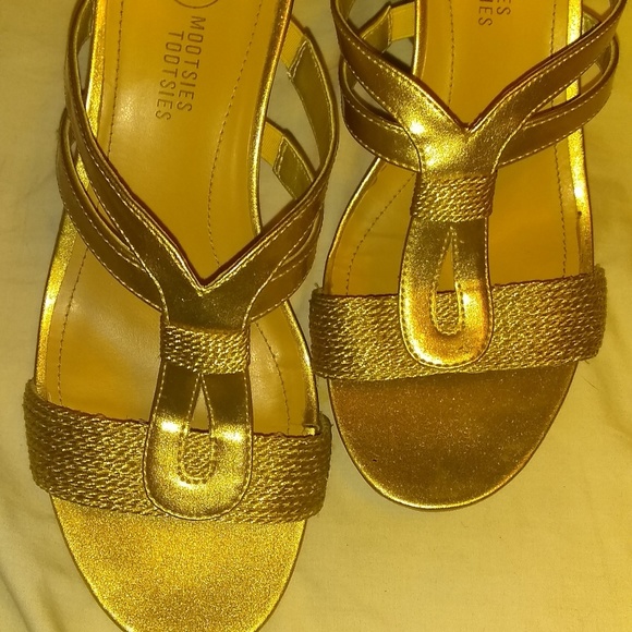 Gold mootsie tootsie wedge sandals 8 - Picture 1 of 4